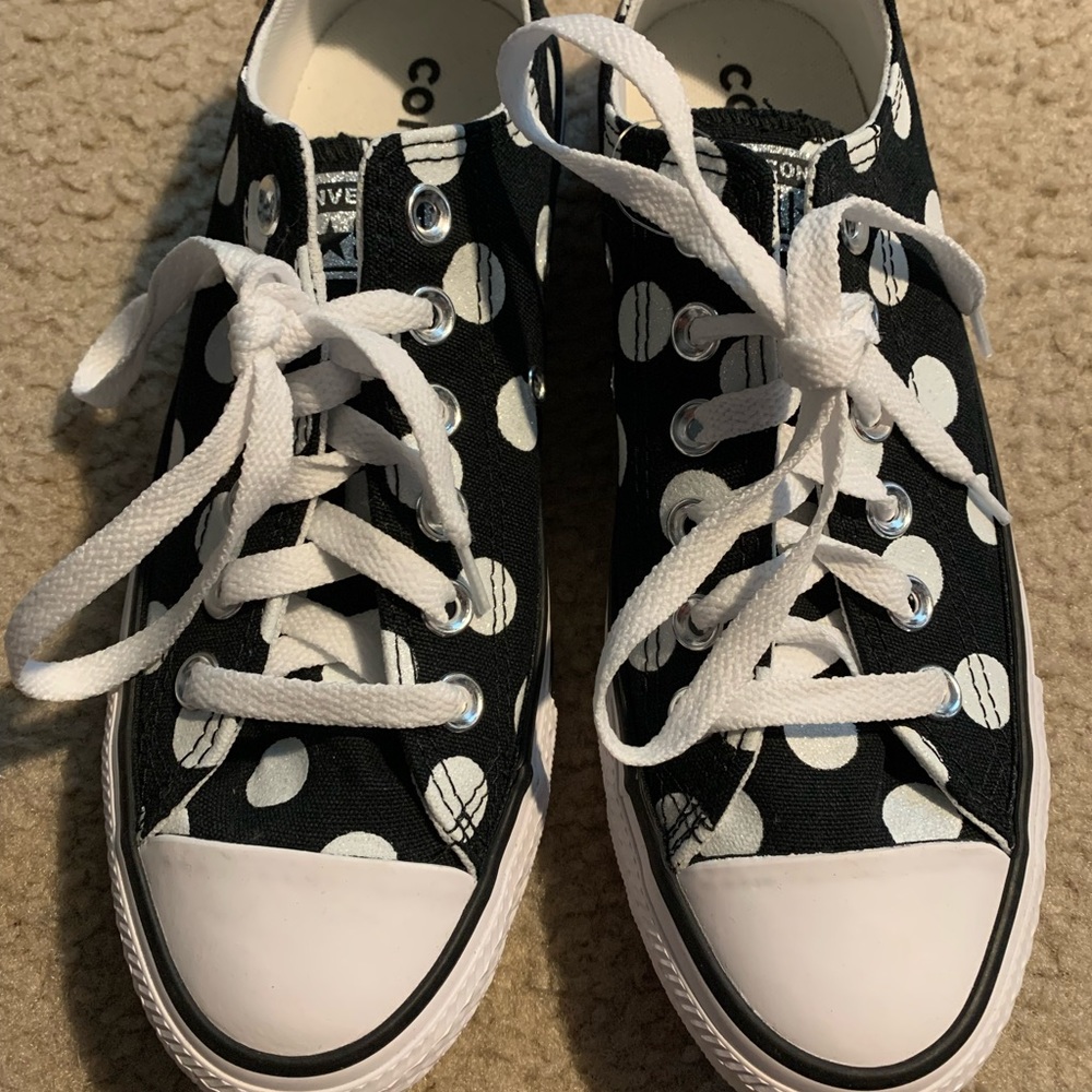 New polka dot low top converse size 7